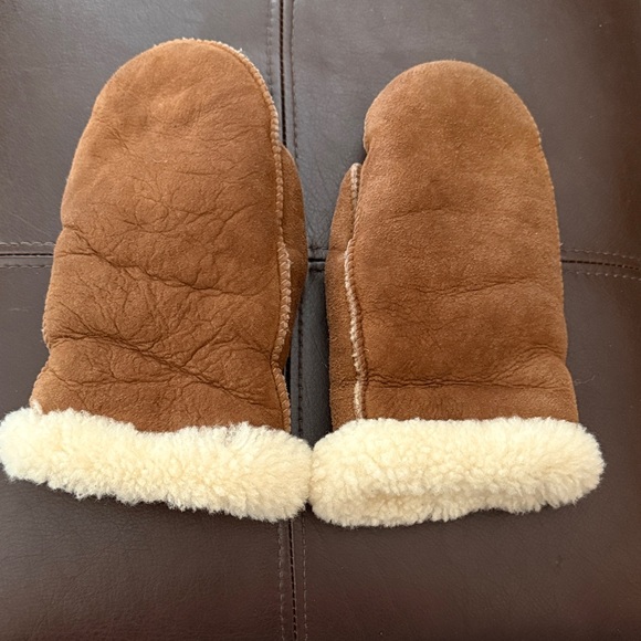 --- Accessories - Cozy Brown Mittens with Cream Trim